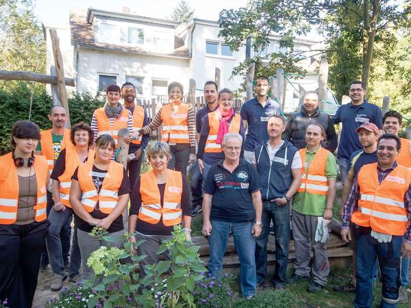 Die Wirtschaftsjunioren Berlin und Familien aus dem Kiez nahmen am Sonnabend die Renovierung des Familientreffs im Elisabethstift in Wittenau in Angriff.