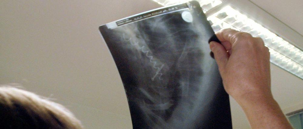 Richtig behandelt? Bei Ärger mit Arzt oder Krankenkasse soll den Krankenversicherten künftig eine Privatfirma helfen.