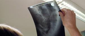 Richtig behandelt? Bei Ärger mit Arzt oder Krankenkasse soll den Krankenversicherten künftig eine Privatfirma helfen.