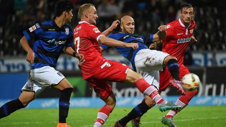 Der Siegtreffer: Dani Schahin (2.v.r.) kommt nach Ballannahme mit der Brust zuerst an den Ball und knallt ihn zum 3:2-Endstand ins Netz.