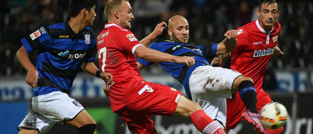 Der Siegtreffer: Dani Schahin (2.v.r.) kommt nach Ballannahme mit der Brust zuerst an den Ball und knallt ihn zum 3:2-Endstand ins Netz.