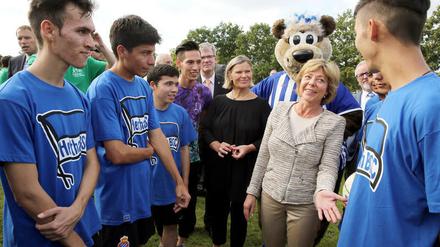 Daniela Schadt, Lebensgefährtin von Bundespräsident Joachim Gauck, ist bei der Präsentation des Programms "Willkommen im Fußball" gut in Form.