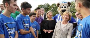 Daniela Schadt, Lebensgefährtin von Bundespräsident Joachim Gauck, ist bei der Präsentation des Programms "Willkommen im Fußball" gut in Form.