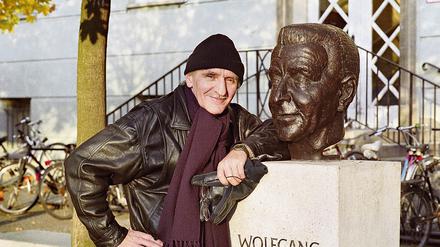 Bühnen-Ahnen. Thomas Langhoff, DT-Intendant von 1991 bis 2001, auf dem Theatervorplatz vor der Büste seines Vaters, Leiter des Hauses von 1946 bis 1963.