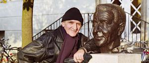 Bühnen-Ahnen. Thomas Langhoff, DT-Intendant von 1991 bis 2001, auf dem Theatervorplatz vor der Büste seines Vaters, Leiter des Hauses von 1946 bis 1963.