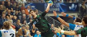 Fabian Wiede setzt sich am Kreis gegen den TBV Stuttgart durch.