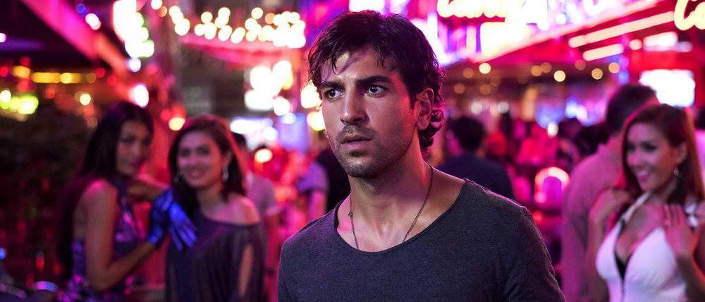 Zeki Müller (Elyas M'Barek) in einer Disco
