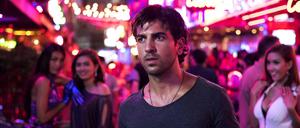 Zeki Müller (Elyas M'Barek) in einer Disco