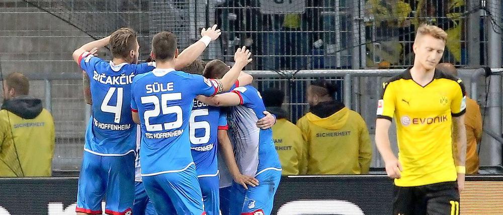 Zum Weglaufen. 1:0! Marco Reus (re.) muss den Hoffenheimer Jubel ertragen.