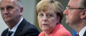 Auftritt nach stundenlangen Verhandlungen im Kanzleramt: Bundeskanzlerin Angela Merkel (M, CDU), Brandenburgs Ministerpräsident Dietmar Woidke (l, SPD) und Ministerpräsident Reiner Haseloff (r, CDU) aus Sachsen-Anhalt.