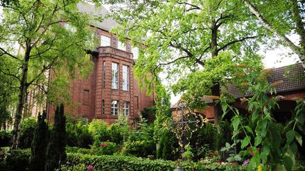 Der Städtische Friedhof Stubenrauchstraße grenzt direkt an die Ruppin-Grundschule.