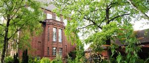 Der Städtische Friedhof Stubenrauchstraße grenzt direkt an die Ruppin-Grundschule.