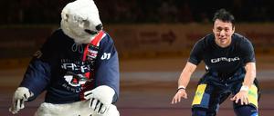 Jubel nach dem Spiel: Den Zuschauern wurde beim Eisbären-Spiel allerhand geboten.