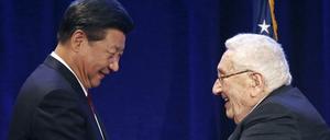 USA gibt China die Hand: Henry Kissinger begrüßt den chinesischen Präsidenten Xi Jinping in Seattle.