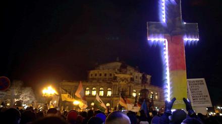 Ein Kreuz in Schwarz-Rot Gold? Das ist ein Widerspruch in sich. 