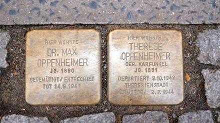 Zwei von inzwischen 35 Stolpersteinen in Pankow. Sie liegen gegenüber dem Rathaus Center in der Breiten Straße. 