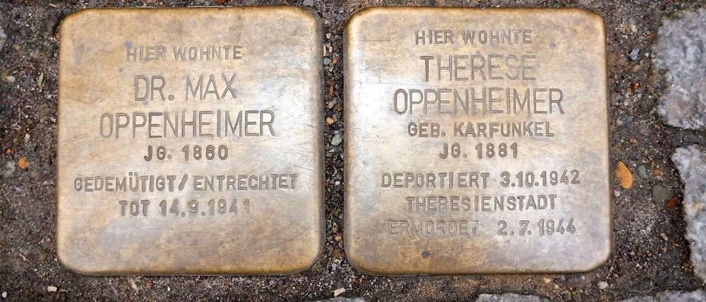 Zwei von inzwischen 35 Stolpersteinen in Pankow. Sie liegen gegenüber dem Rathaus Center in der Breiten Straße.