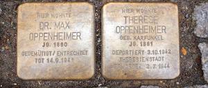 Zwei von inzwischen 35 Stolpersteinen in Pankow. Sie liegen gegenüber dem Rathaus Center in der Breiten Straße. 