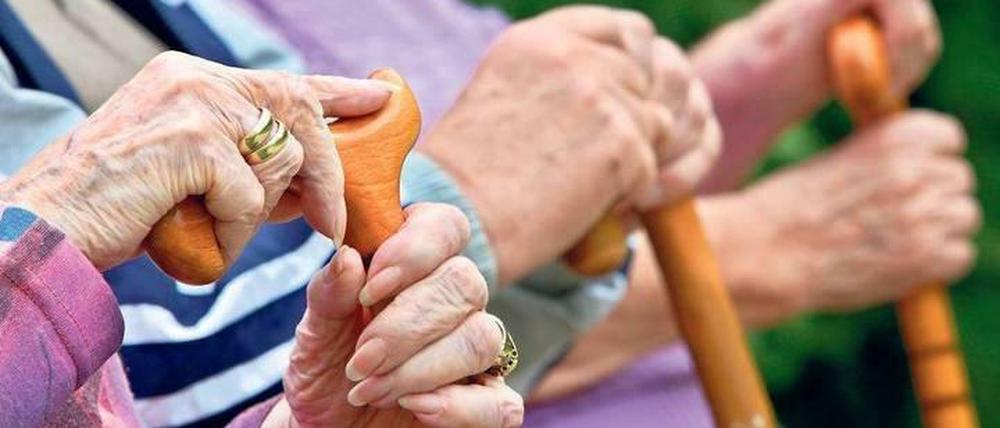 Immer mehr Menschen erreichen ein Alter jenseits der 70. Wissenschaftsakademien fordern, dass dementsprechend mehr in die Alternsforschung investiert werden muss.
