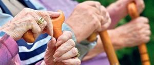 Immer mehr Menschen erreichen ein Alter jenseits der 70. Wissenschaftsakademien fordern, dass dementsprechend mehr in die Alternsforschung investiert werden muss. 