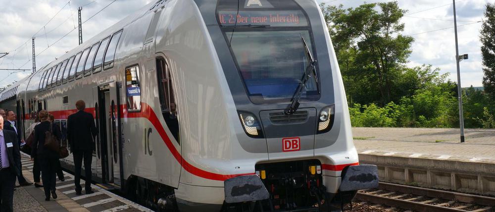 Ein doppelstöckiger Intercity-Zug der Deutschen Bahn AG wird am 23.09.2015 in Potsdam (Brandenburg) bei einem Pressetermin vorgestellt. Die ersten Doppelstockzüge kommen mit dem Fahrplanwechsel am 13. Dezember zum Einsatz.