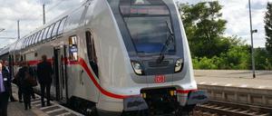 Ein doppelstöckiger Intercity-Zug der Deutschen Bahn AG wird am 23.09.2015 in Potsdam (Brandenburg) bei einem Pressetermin vorgestellt. Die ersten Doppelstockzüge kommen mit dem Fahrplanwechsel am 13. Dezember zum Einsatz.
