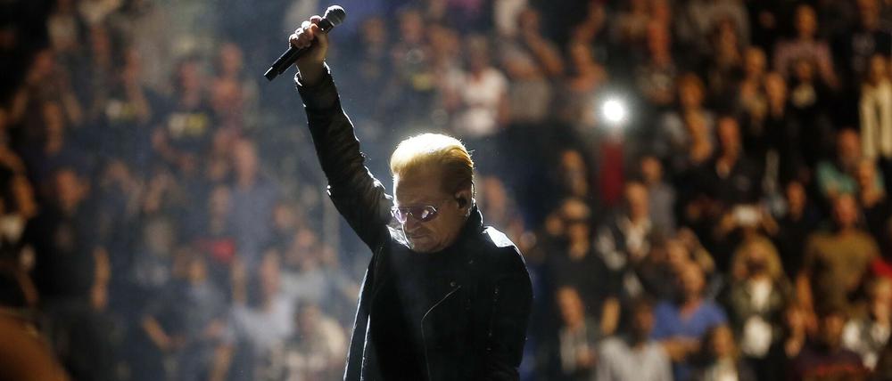 U2-Sänger Bono am Donnerstag in Berlin auf der innocence and eXperience-Tour 2015.