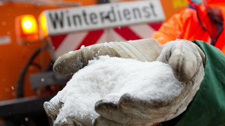 Die Liste der Straßen in Berlin, deren Gehwege nicht maschinell von Schnee und Eis befreit werden dürfen, wird immer länger.