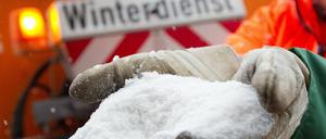 Die Liste der Straßen in Berlin, deren Gehwege nicht maschinell von Schnee und Eis befreit werden dürfen, wird immer länger.