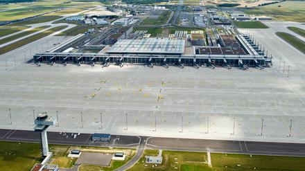 Kleiner Flughafen, großer Ärger. Der BER ist zu klein, um die erwarteten Fluggäste abfertigen zu können. Deshalb wird über einen Ausbau nachgedacht.