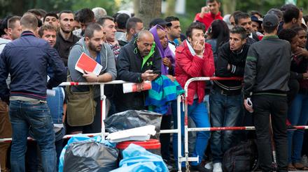 Flüchtlinge warten vor dem Lageso in Moabit auf ihre Registrierung.