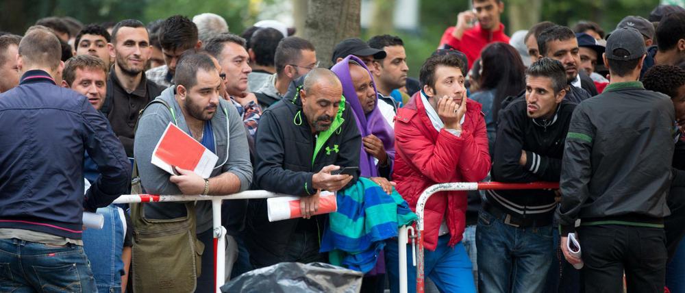 Flüchtlinge warten vor dem Lageso in Moabit auf ihre Registrierung.