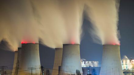Vattenfall will das Kohlegeschäft loswerden und verkauft deshalb fünf Tagebauen inklusive Verstromung. Darunter auch das Kraftwerk Jänschwalde in Brandenburg.