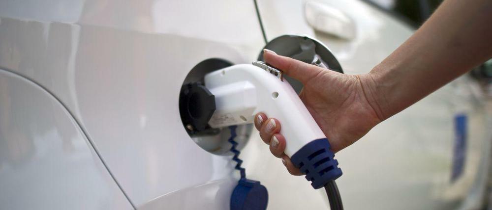 Ein Auto erster Klasse: Zumindest im Straßenverkehr sollen E-Autos bald mehr Rechte als andere Modelle genießen. Das soll den Absatz ankurbeln.