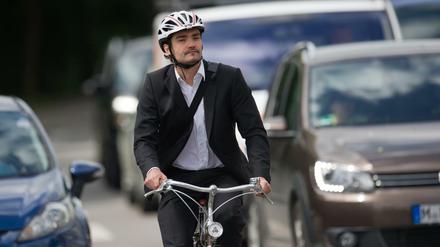 Gerade in Berlin lassen Autofahrer den Radlern oft wenig Platz. Der vom Verkehrsgericht empfohlene Mindestwert von 1,5 bis 2 Meter Seitenabstand beim Überholen von Radfahrern bleibt dabei oft nur Theorie.