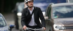 Gerade in Berlin lassen Autofahrer den Radlern oft wenig Platz. Der vom Verkehrsgericht empfohlene Mindestwert von 1,5 bis 2 Meter Seitenabstand beim Überholen von Radfahrern bleibt dabei oft nur Theorie.