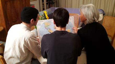 Unsere Autorin möchte nicht erkannt werden; hier sieht man sie mit zwei "ihrer" Flüchtlinge. Den Menschen, die sie in ihrer Wohnung aufnimmt, hilft sie etwa auch beim Ausfüllen von Dokumenten