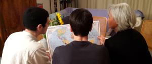 Unsere Autorin möchte nicht erkannt werden; hier sieht man sie mit zwei "ihrer" Flüchtlinge. Den Menschen, die sie in ihrer Wohnung aufnimmt, hilft sie etwa auch beim Ausfüllen von Dokumenten