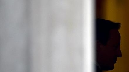 Die Silhouette von Premierminister David Cameron am eingang von 10 Downing Street, London.