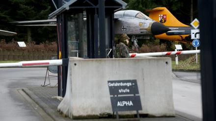 In Büchel - hier der Eingang zum Fliegerhorst - sollen offenbar US-Atombomben durch neue hochmoderne Nuklearwaffen ersetzt werden.