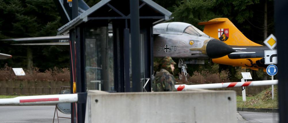 In Büchel - hier der Eingang zum Fliegerhorst - sollen offenbar US-Atombomben durch neue hochmoderne Nuklearwaffen ersetzt werden.