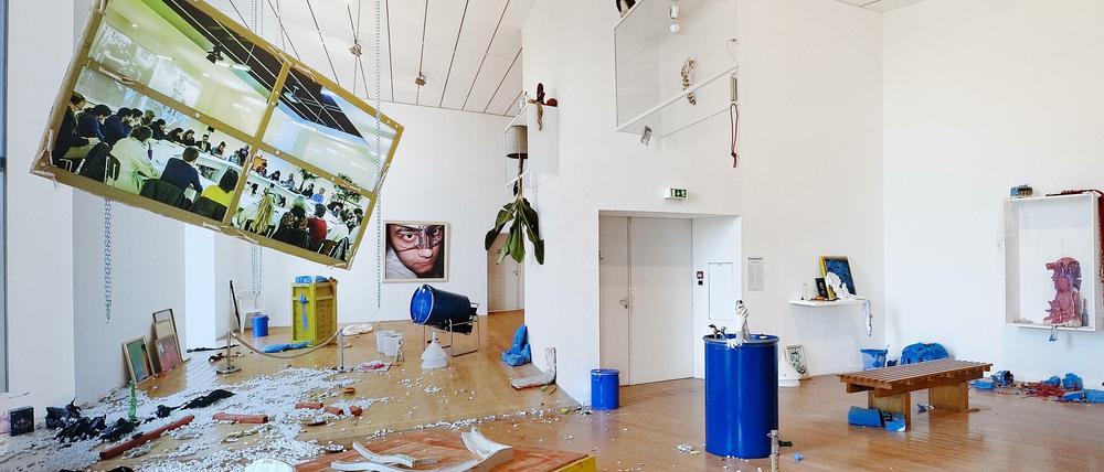 Studio einer Unbehausten. Die französische Künstlerin Emanuelle Lainé nennt ihre Installation "Es scheint, als ob sich die Grundlagen des Seins ändern".
