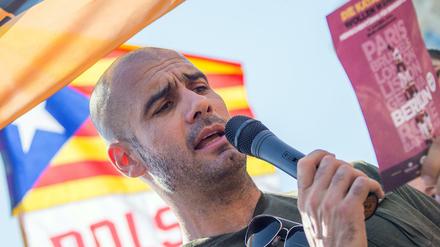 Bayern Münchens Trainer Pep Guardiola verliest im Juni 2014 vor dem Fernsehturm auf dem Alexanderplatz eine Erklärung für die Unabhängigkeit Kataloniens.