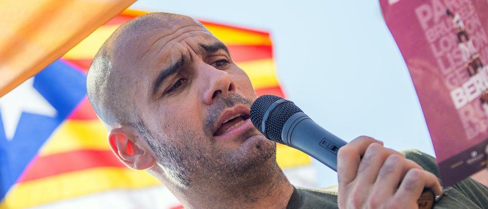 Bayern Münchens Trainer Pep Guardiola verliest im Juni 2014 vor dem Fernsehturm auf dem Alexanderplatz eine Erklärung für die Unabhängigkeit Kataloniens.