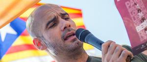 Bayern Münchens Trainer Pep Guardiola verliest im Juni 2014 vor dem Fernsehturm auf dem Alexanderplatz eine Erklärung für die Unabhängigkeit Kataloniens.