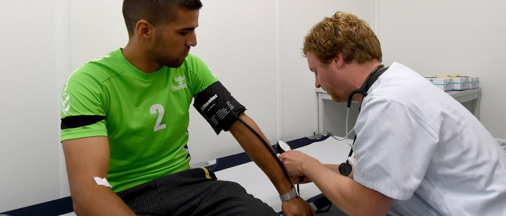 Mit der Gesundheitskarte soll Flüchtlingen der Gang zum Arzt erleichtert werden.