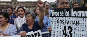 Demonstranten verlangen in Mexico City Auskunft über das Schicksal der 43 verschwundenen Studenten. 43". REUTERS/Henry Romero