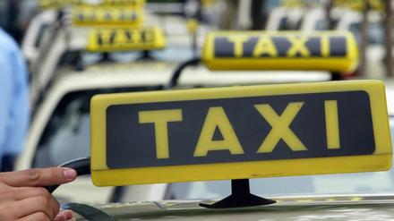 Taxifahrer machen auf dem Oktoberfest in München gute Einnahmen. Ein 19-Jähriger entwendete eine Taxi in Hamburg und fuhr damit nach München - ohne Führerschein und Erlaubnis. 