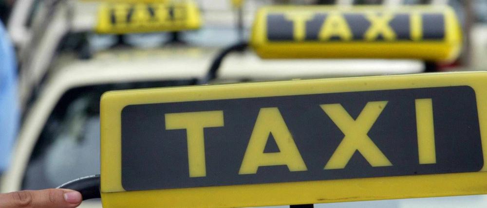 Taxifahrer machen auf dem Oktoberfest in München gute Einnahmen. Ein 19-Jähriger entwendete eine Taxi in Hamburg und fuhr damit nach München - ohne Führerschein und Erlaubnis.