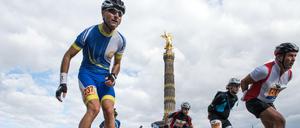 Zahlreiche Inlineskater fahren am 26.09.2015 beim 42. Berlin-Marathon beim Inline-Skating-Wettbewerb an der Siegessäule in Berlin vorbei. 
